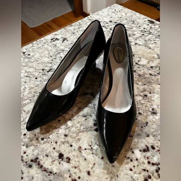 Trotters Women’s Black Patent Leather Pointed Toe 2” Heel Size 10 - Picture 9 of 12